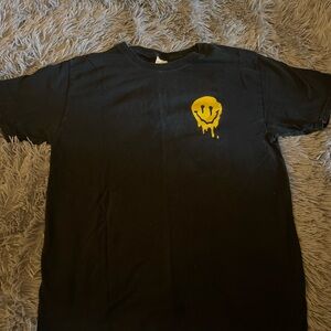 Smiley face women’s shirt!💛